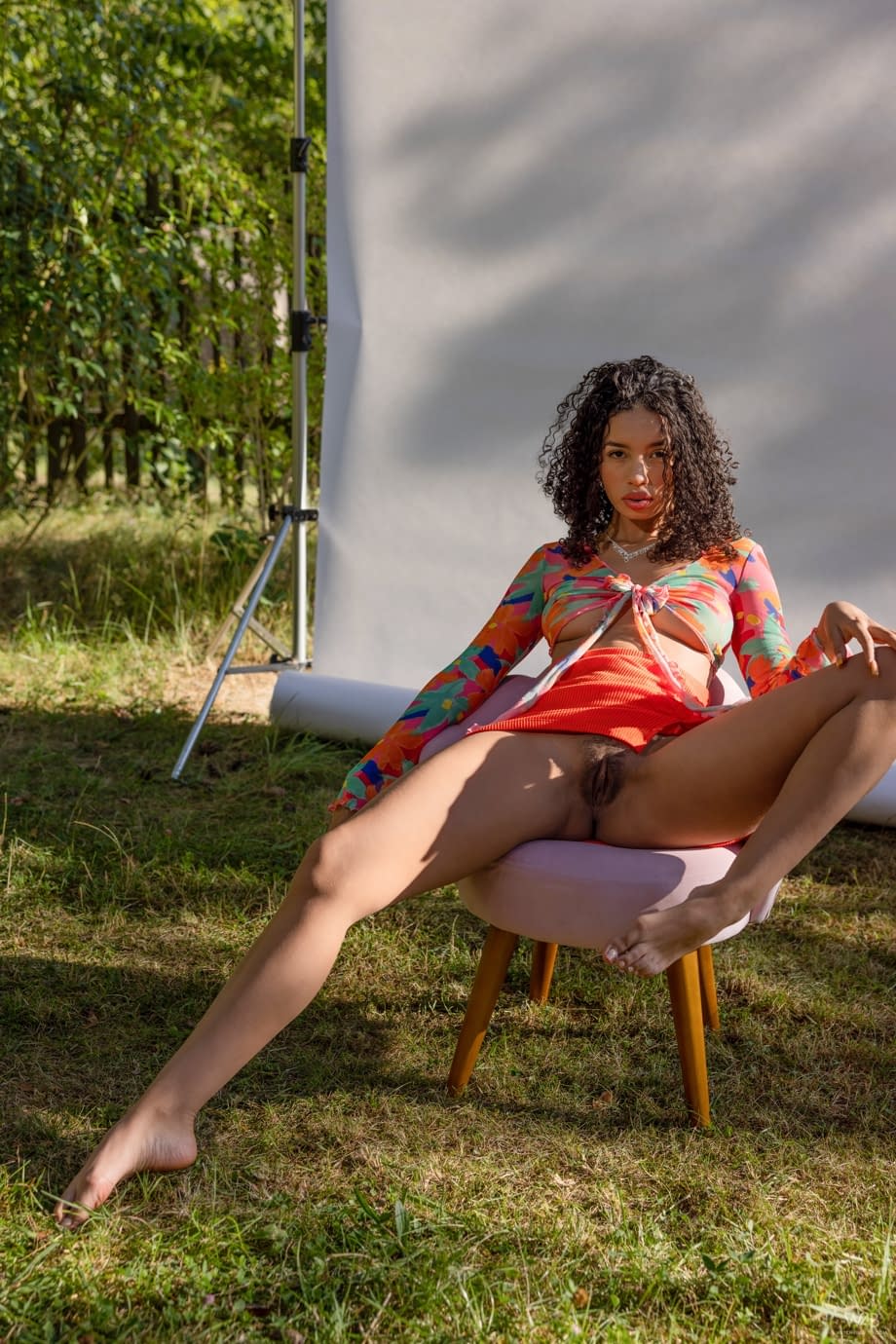 Valery A dévoile ses courbes éclairées par le soleil en extérieur avec une passion latine provocante affichée - 2