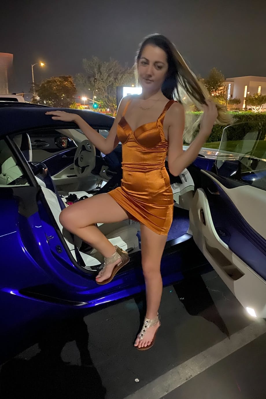 Lily Adams se baja seductoramente el diminuto bikini para introducir un tampón dentro de su húmeda y apretada hendidura - 17