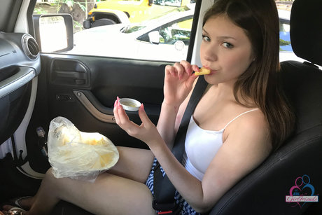 La pulpeuse Latina Winter Jade se dénude lentement, mettant en valeur chaque courbe et chaque zone intime trempée dans un teasing érotique intense - 5