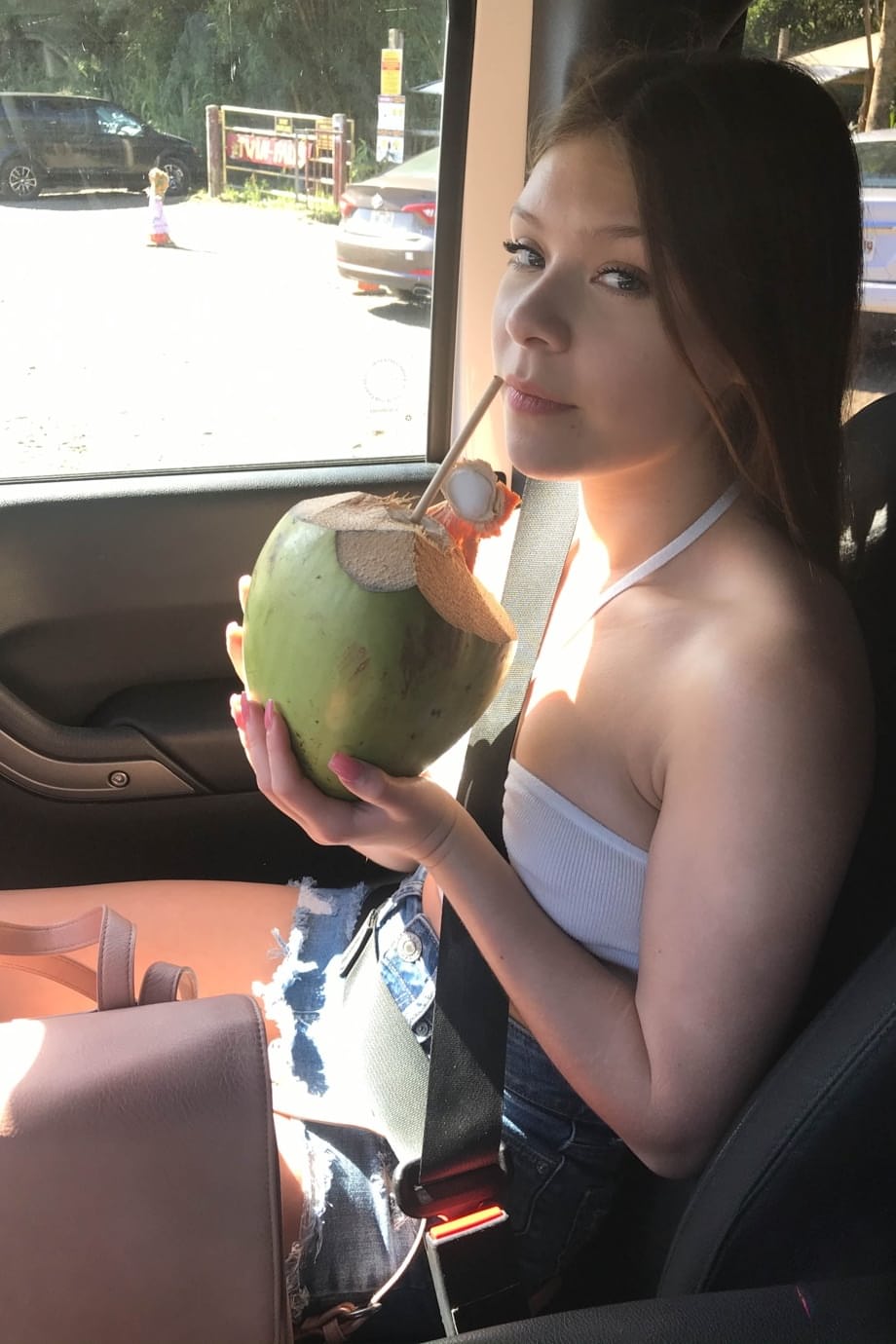 La pulpeuse Latina Winter Jade se dénude lentement, mettant en valeur chaque courbe et chaque zone intime trempée dans un teasing érotique intense - 18