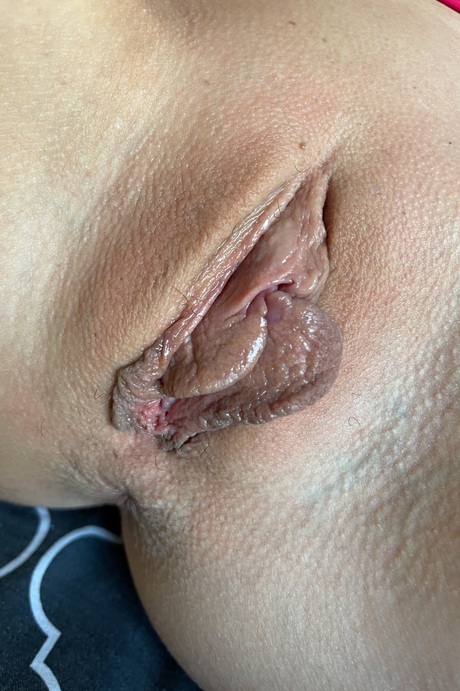 Amateur babe Vera King fingers dripping pink pussy close-up homemade shots - 6