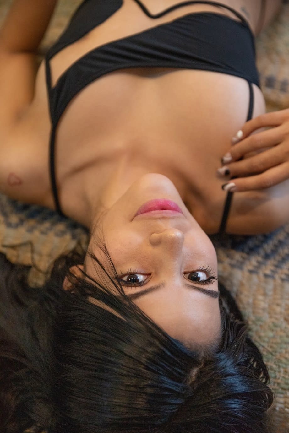 La sensuale Salome allarga le sue morbide e rotonde chiappe e si titilla la passera bagnata e scintillante con le dita - 6
