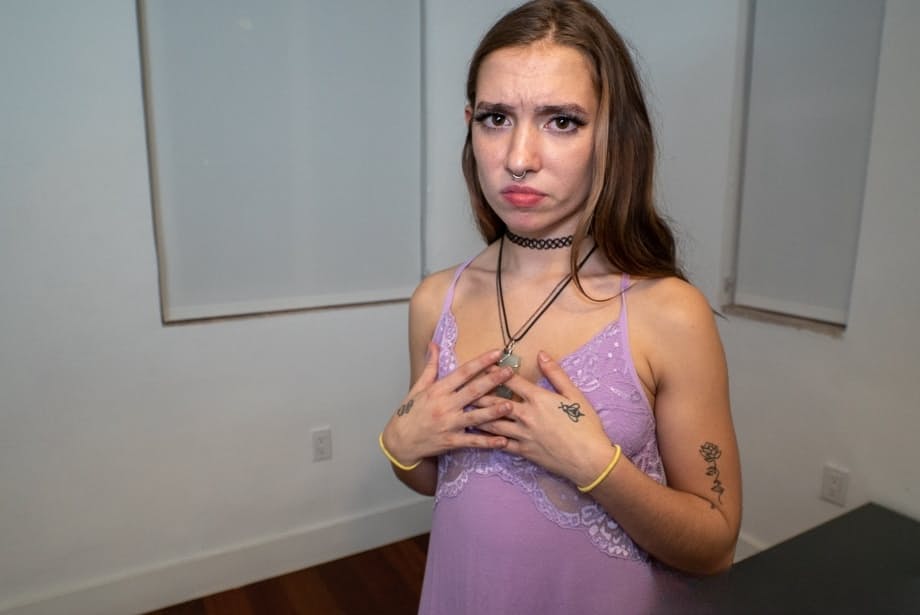Una curvilínea Bailey Base de 19 años abre su depilado coño rosado y luego cabalga una polla enorme y dura - 4