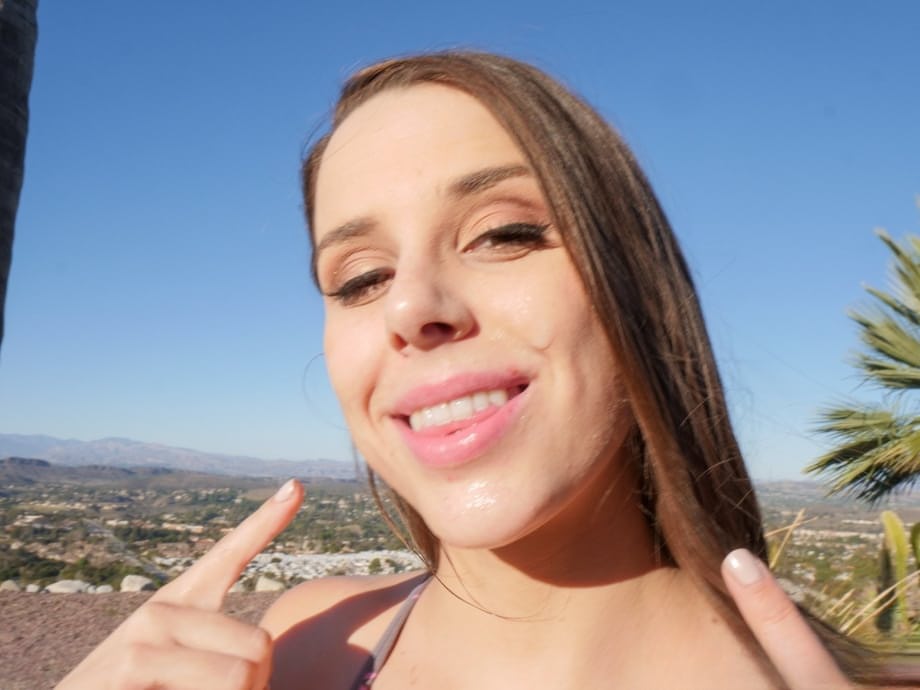Ava Madison, PAWG en extérieur, suce une bite en pleine érection et reçoit un gros facial frais sur le visage - 17