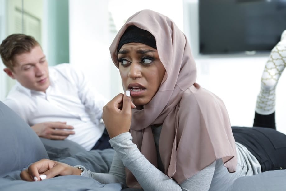 Milu Blaze con hijab chupa ávidamente una polla enorme antes de que la follen duro a cuatro patas - 8