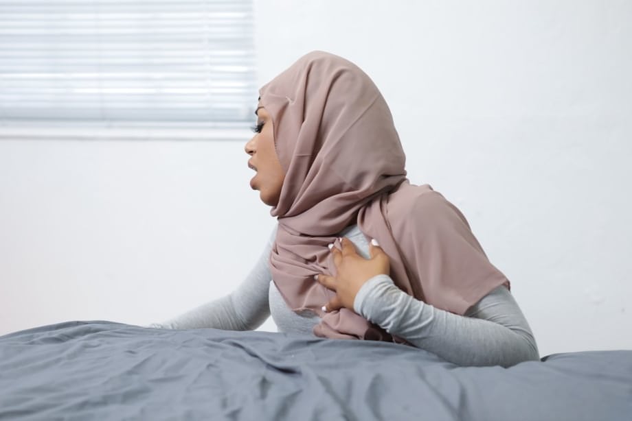 Milu Blaze con hijab chupa ávidamente una polla enorme antes de que la follen duro a cuatro patas - 11