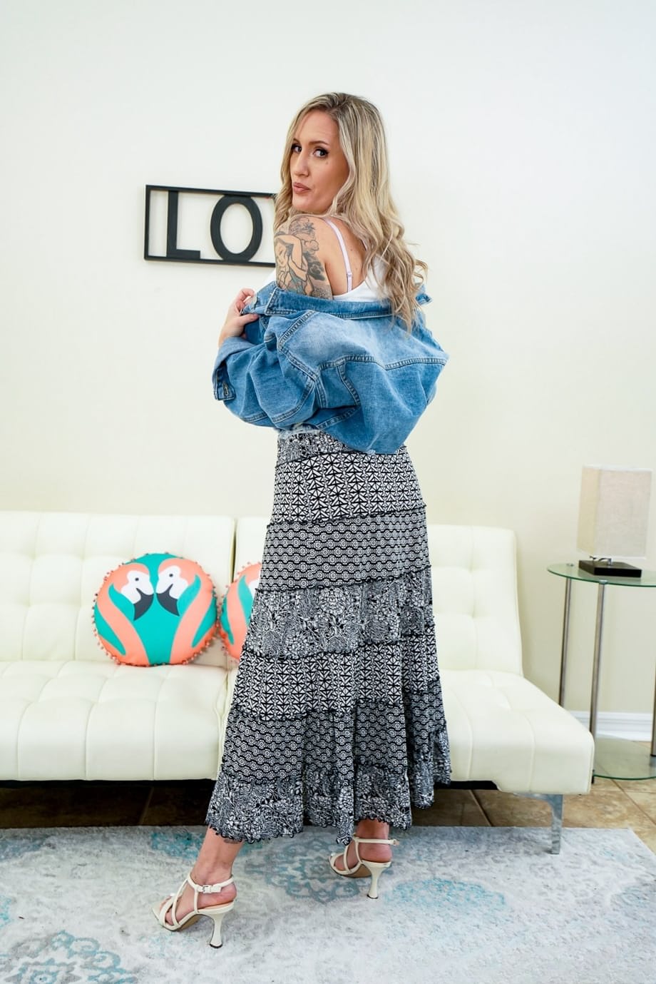 MILF curvilínea Reagan Lush acaricia, chupa y monta de manera provocadora una gran y palpitante polla - 1
