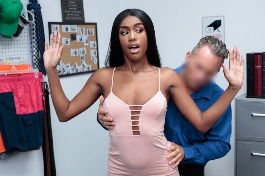 Ashley Aleigh, una caliente criminal ebony, recibe una profunda creampie de un guardia de seguridad blanco - 3