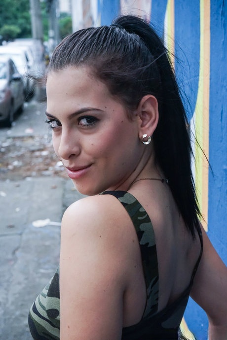 La sensuale Alicia Trece viene scopata forte dal suo fotografo eccitato finché lui non spara lo sperma in fondo alla sua bocca affamata - 2