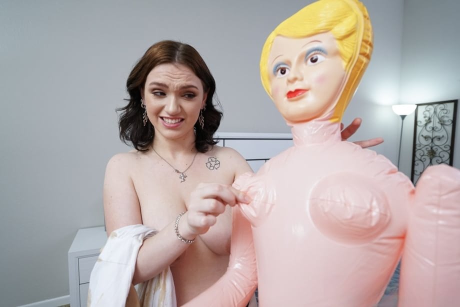 Petite Gracie Gates exhibe ses gros seins, écarte son petit cul puis chevauche une queue palpitante - 6