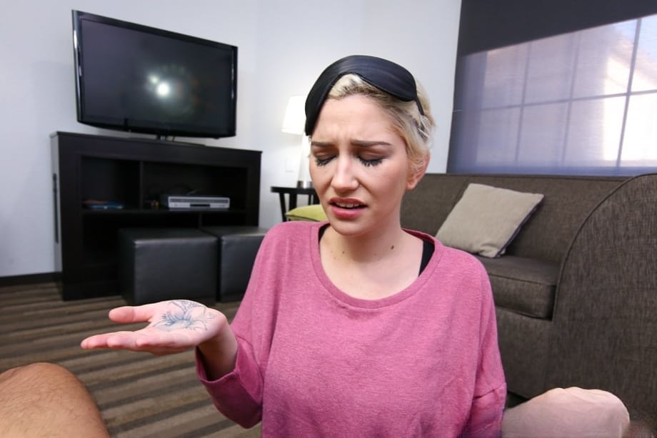 Skye Blue sue avec frénésie un modèle bronzé et musclé en POV, le vidant jusqu'à la dernière goutte - 5