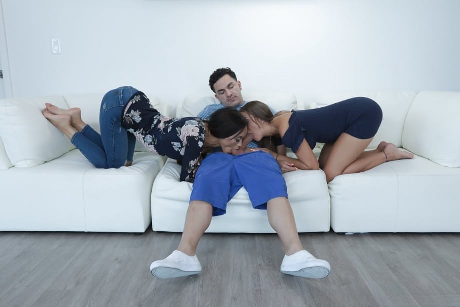 Havana Bleu rejoint une MILF lesbienne excitée pour un léchage torrid de chatte en famille recomposée - 12