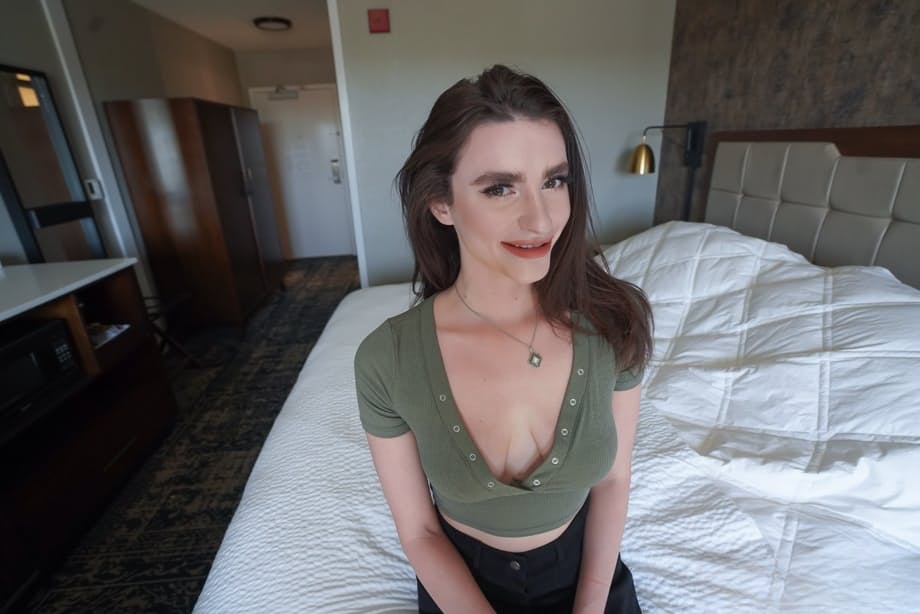 Mila Taylor completamente nuda ondeggia in ginocchio succhiando con passione la carne pulsante di uno stallone in POV - 1