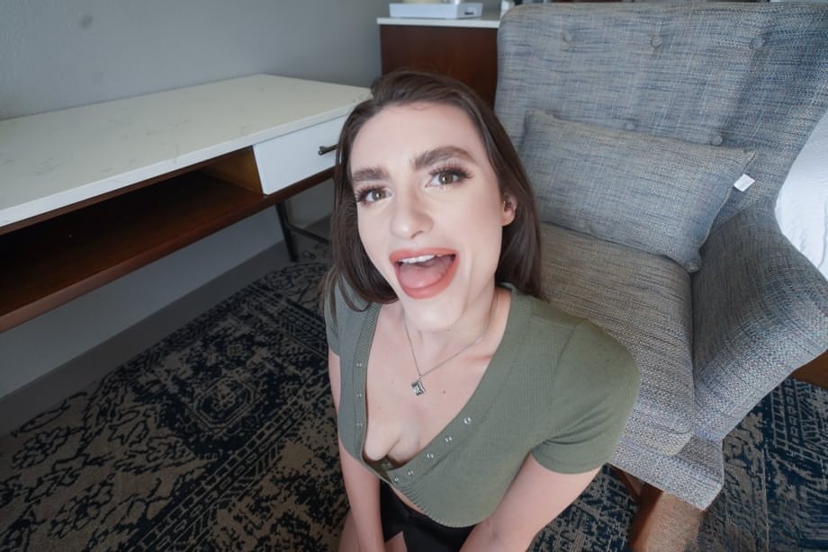 Mila Taylor completamente nuda ondeggia in ginocchio succhiando con passione la carne pulsante di uno stallone in POV - 2