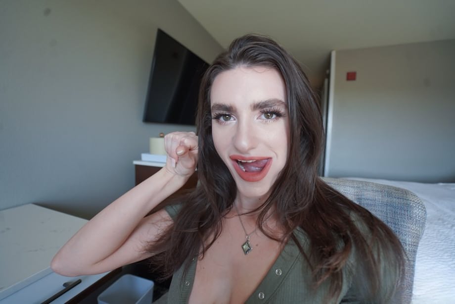 Mila Taylor completamente nuda ondeggia in ginocchio succhiando con passione la carne pulsante di uno stallone in POV - 5