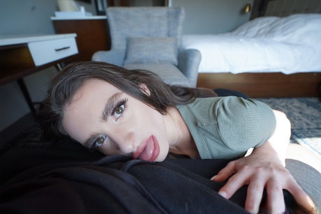 Mila Taylor completamente nuda ondeggia in ginocchio succhiando con passione la carne pulsante di uno stallone in POV - 10