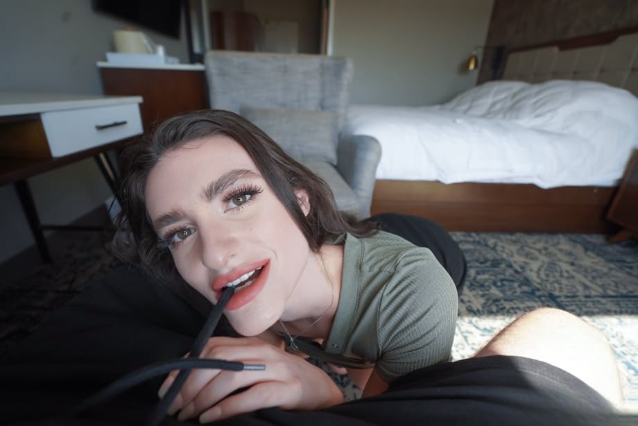 Mila Taylor completamente nuda ondeggia in ginocchio succhiando con passione la carne pulsante di uno stallone in POV - 11