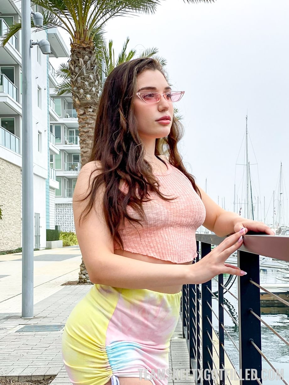 Lily Lou se déshabille et se donne du plaisir avec une énorme verge après avoir taquiné en public - 2