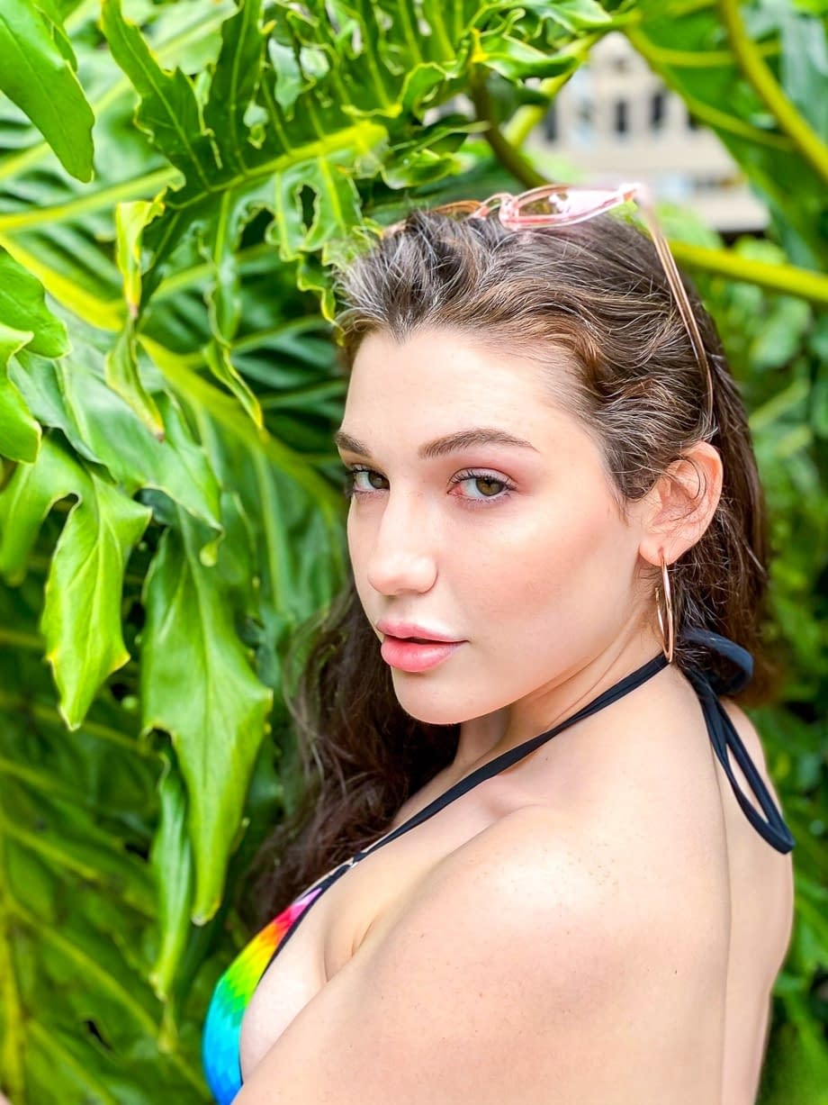 Lily Lou se déshabille et se donne du plaisir avec une énorme verge après avoir taquiné en public - 9