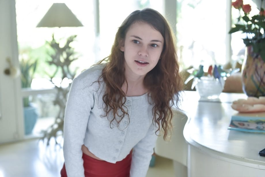 La dolce teen Ellie Eilish provoca Calvin Hardy con maliziose sgambetti prima di un hardcore scopata in famiglia adottiva - 1