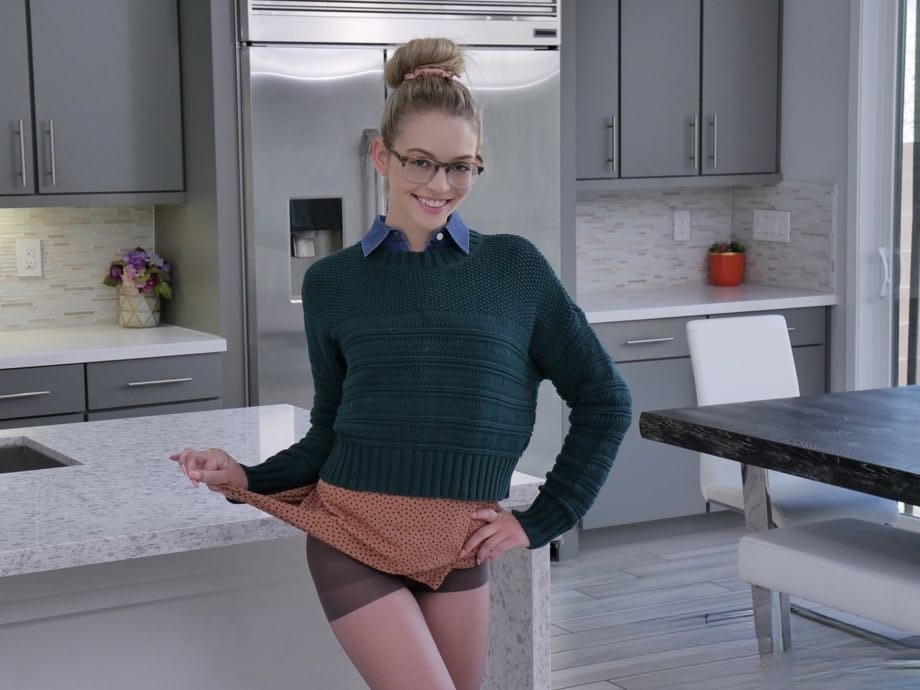 Bailey Base protagoniza una ardiente fiesta de folla latina adolescente para los agujeros porno americanos - 3