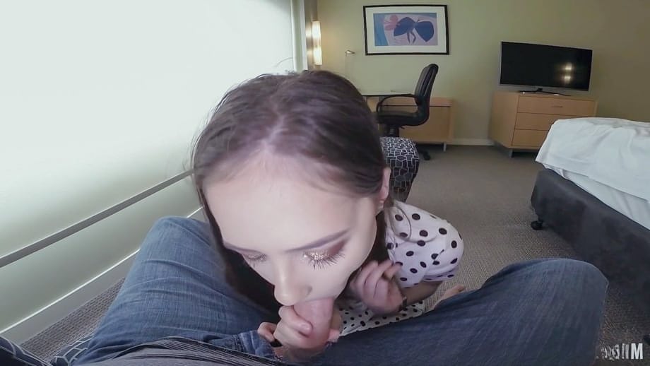Eva X s'étouffe avec une grosse queue palpitante en POV puis engloutit une bonne ration de foutre chaud sur son visage - 7