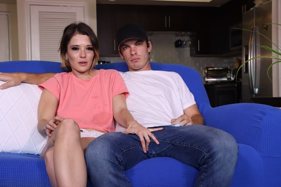 La madre de Abby Somers le enseña a Tiffany Fox a tragar semen hardcore oral - 10