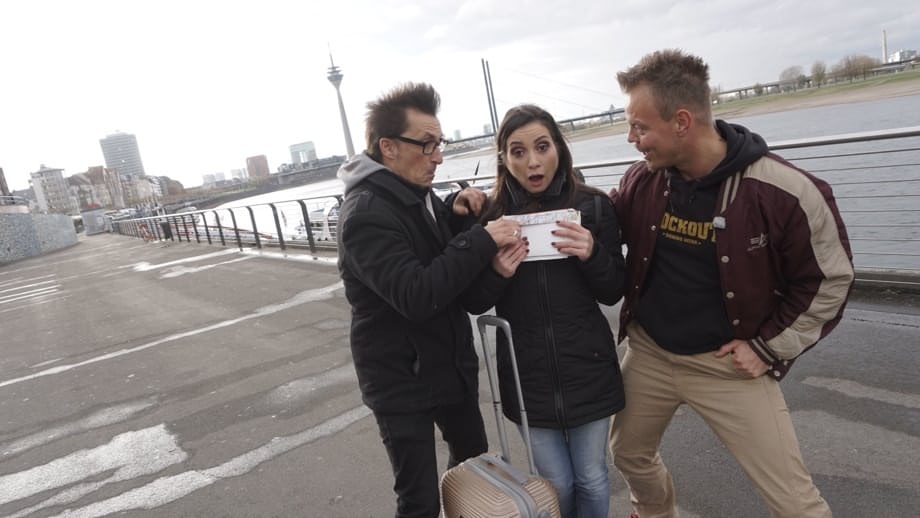 Valentina Bianco se destroza el culo apretado en un trío anal salvaje - 1
