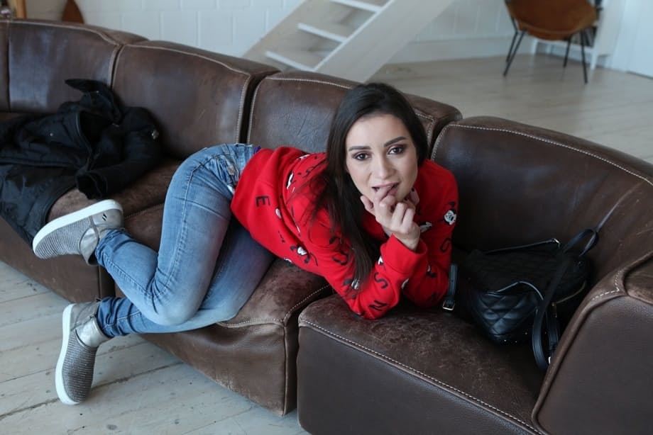 Valentina Bianco se destroza el culo apretado en un trío anal salvaje - 8