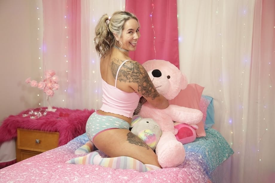 Misty Meaner exhibe sus tetas tatuadas y su culo masivo de manera provocativa en la cama - 1