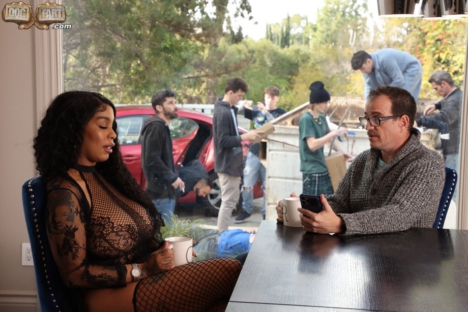Paris The Muse, las exuberantes estrellas ebony, chupando con fruición y siendo bañadas con abundantes cargas interraciales de bukkake que cubren sus rostros y sus generosos pechos - 5