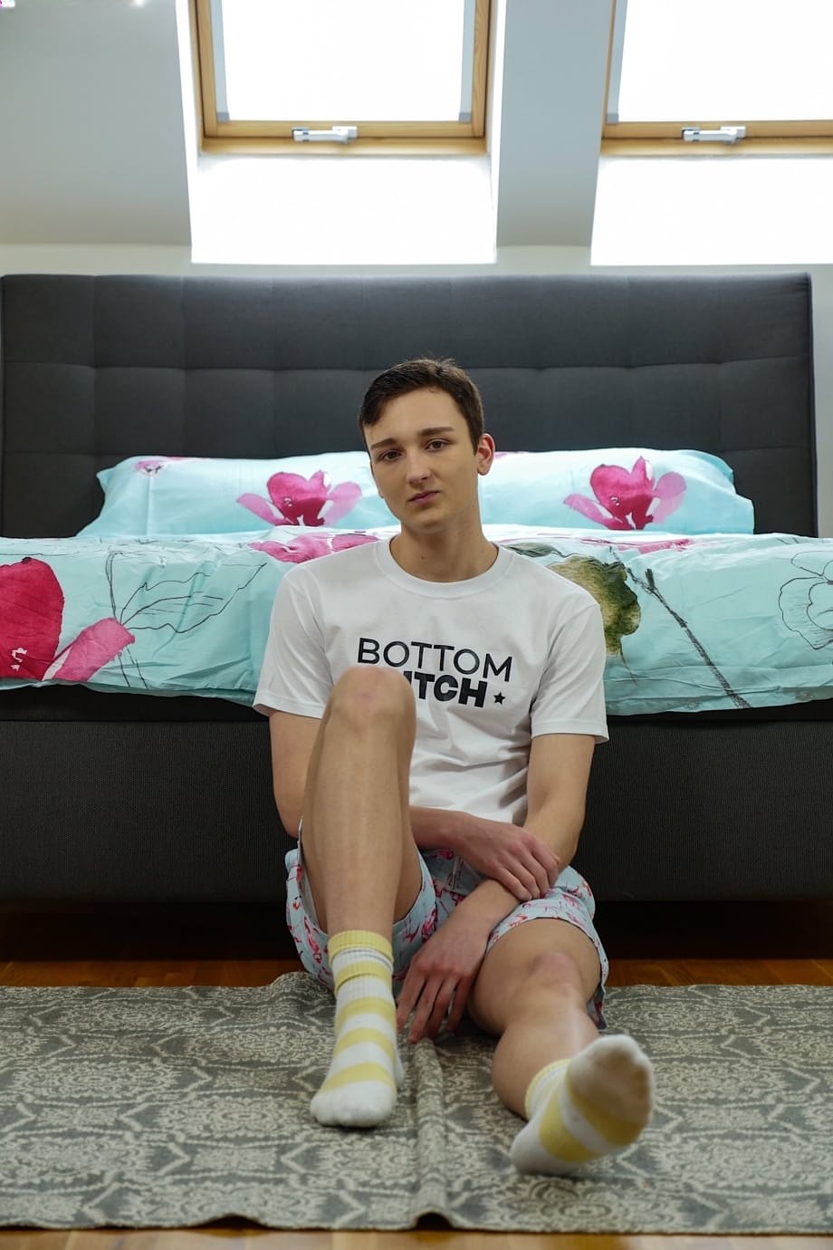 Max King exhibe su palpitante polla y muestra su ansioso y rosado ojete - 2