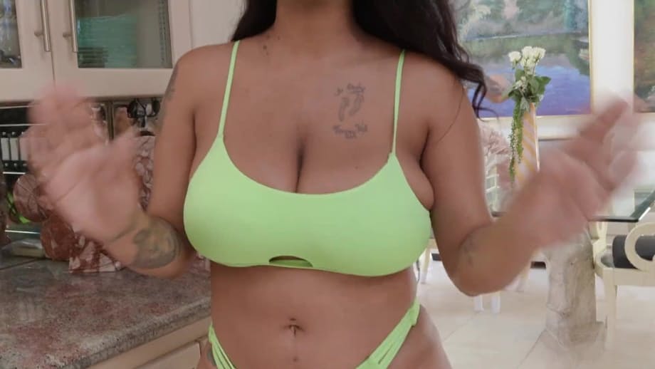 Paris The Muse exhibe su enorme culo y tetas mientras recibe una profunda penetración en estilo perrito - 1