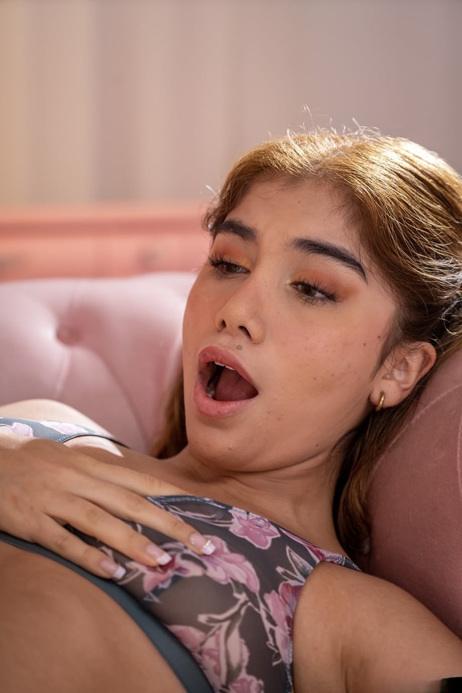 Chris Torres baise furieusement la petite Latina Marina Gold en lui attrapant les cheveux et en l'étirant à quatre pattes - 4