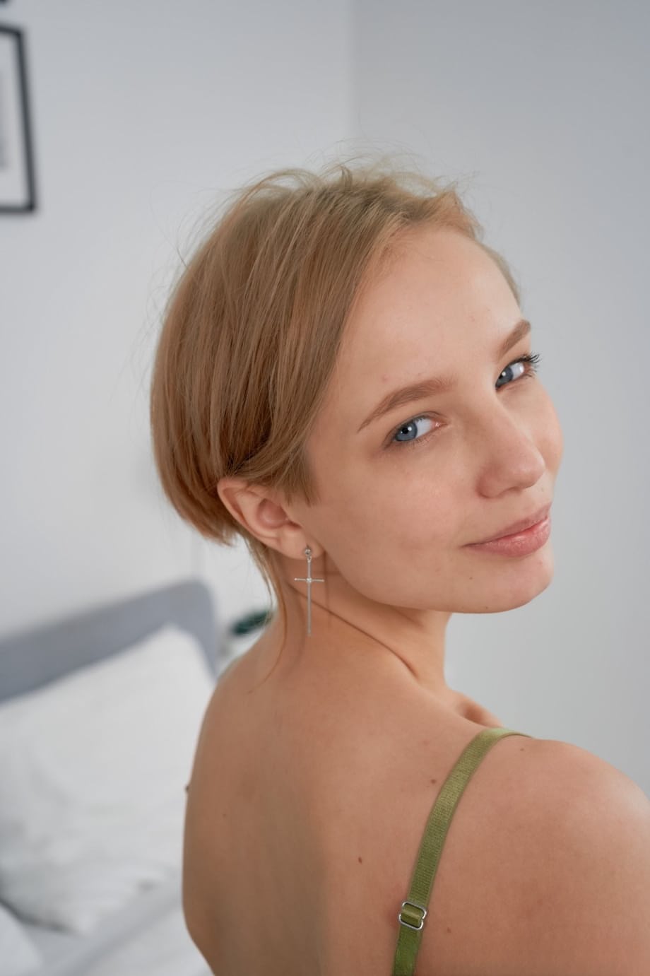 Tè Menta sensuale e mozzafiato che stuzzica il clitoride con le sue curve del corpo deliziose in piena vista - 3