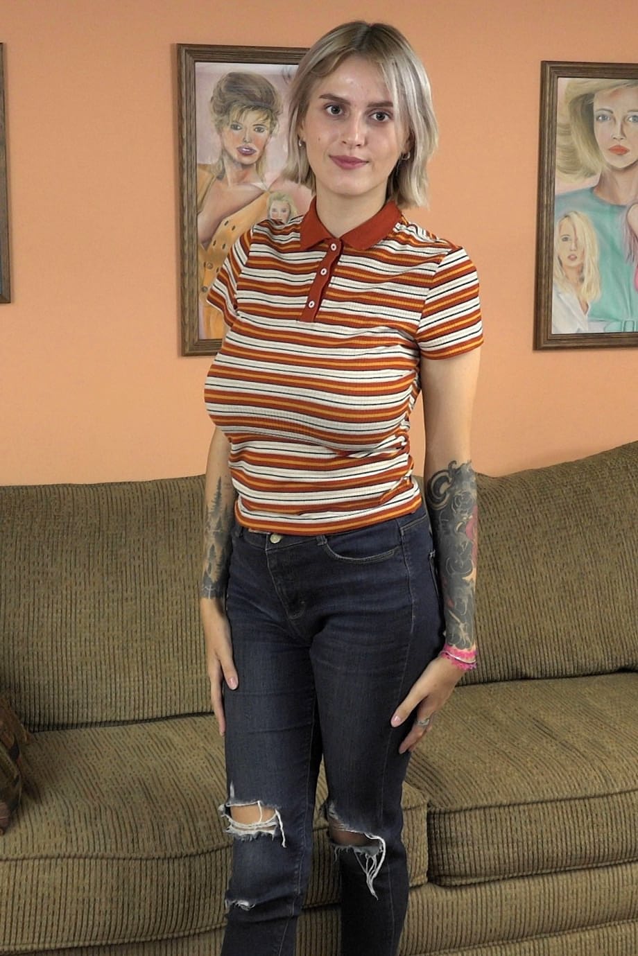 Athena Rayne revela sus celestiales tetas gigantes y chupa polla con pasión - 2