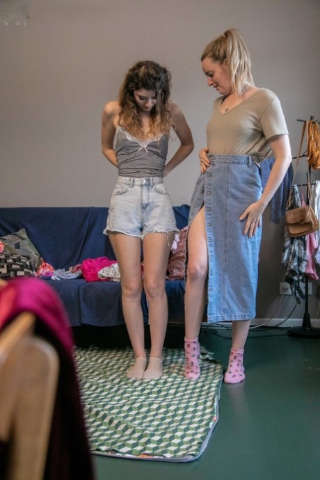 candice demellza séduit sa magnifique petite amie dans un jeu de chatte lesbien cru - 21