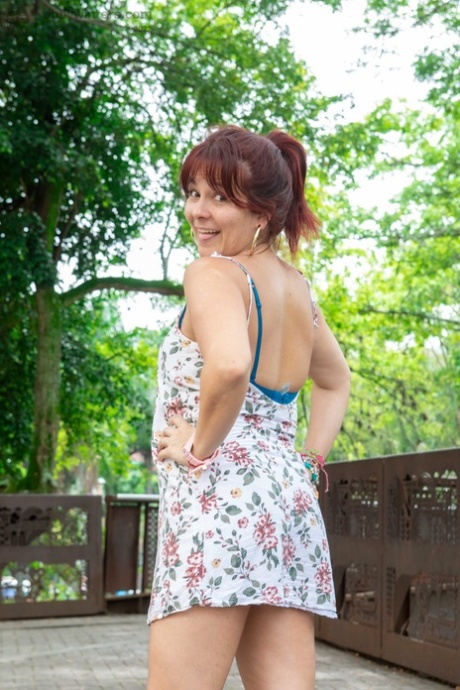 Valeria sfoggia curve massicce mentre provoca e rivela i seni pieni e carnosi - 1