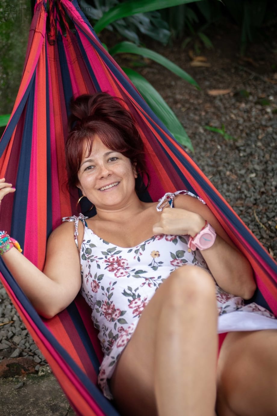 Valeria sfoggia curve massicce mentre provoca e rivela i seni pieni e carnosi - 4