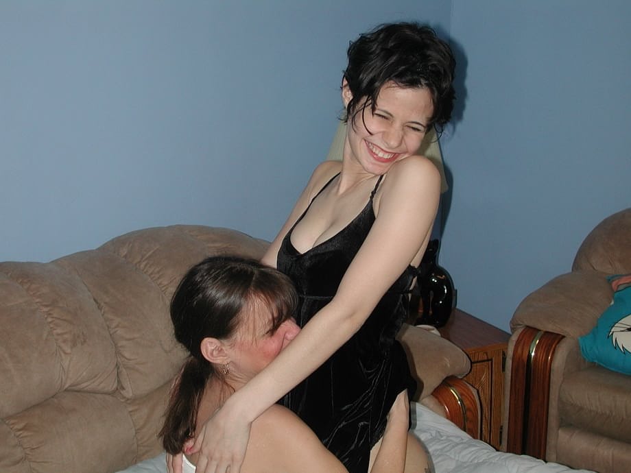 La seducente Roxanne esplora con passione il desiderio lesbico maturo con Vixen che si spoglia e lecca la figa bagnata - 2