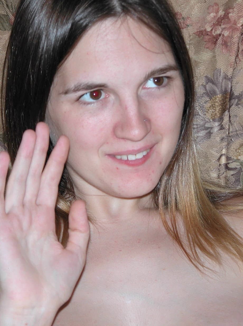 La tentatrice enceinte Natalie se déshabille et écarte sa chatte rose de façon aguichante sur le canapé - 20