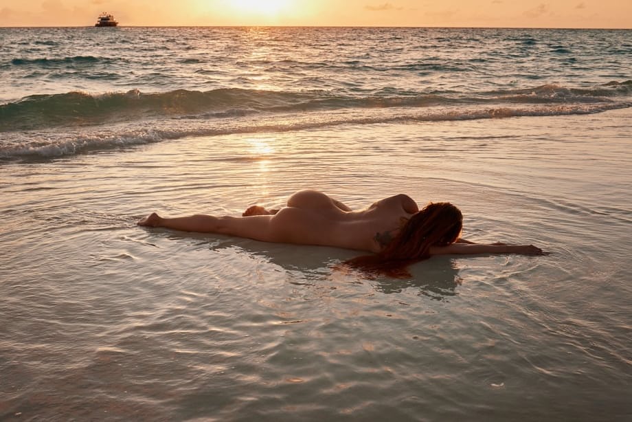 Dragoncilla escandalosa follando en la playa tragándose una polla negra enorme - 3