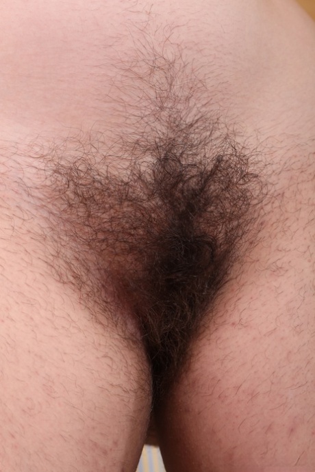 Kimberly allarga il suo corpo morbido e paffuto, esibendo le ascelle selvagge e villose e la figa gocciolante in uno stimolante strip tease sulla sedia. - 8