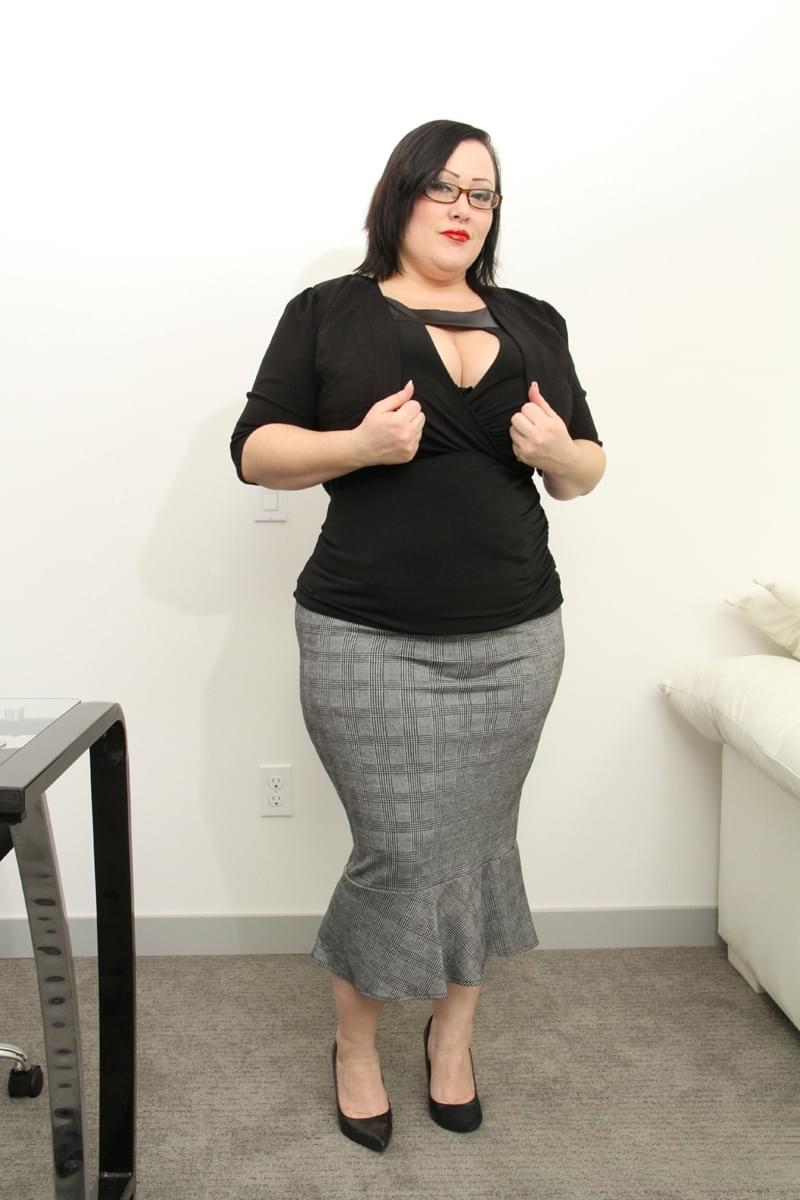 La formosa MILF Bunny De La Cruz si spoglia completamente mostrandoci i suoi seni enormi - 1
