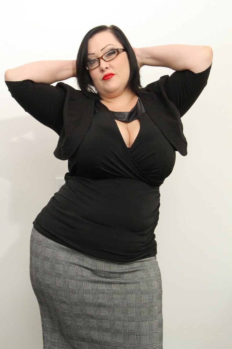 La formosa MILF Bunny De La Cruz si spoglia completamente mostrandoci i suoi seni enormi - 2