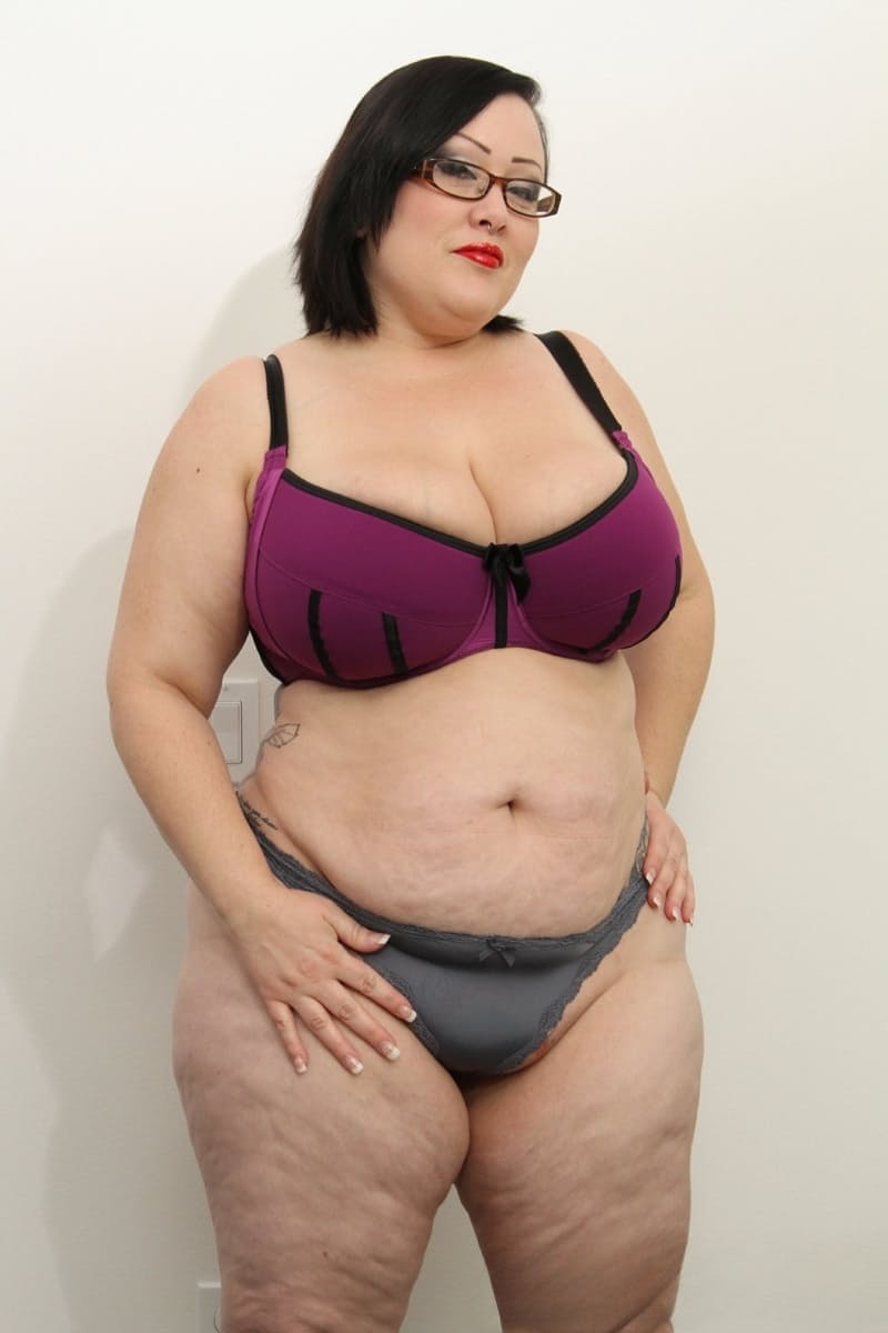 La formosa MILF Bunny De La Cruz si spoglia completamente mostrandoci i suoi seni enormi - 6