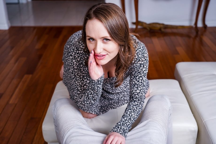 La bellezza naturale Lizzie Love si gode un appassionato gioco di dita che porta a un'intensa penetrazione e a un esplosivo finale sul viso - 3