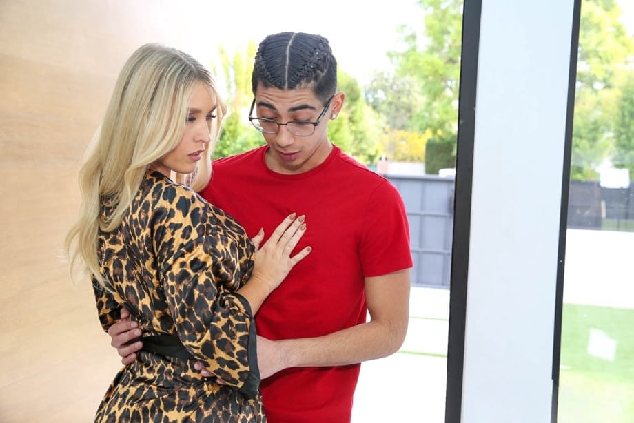 El sensual Diego seduce a la MILF rubia Sarah Taylor con una mamada profunda y una apasionada sesión de follada. - 7