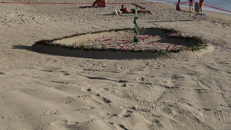 Malasia abre su coño fresco de par en par en una escena explícita en primer plano - 11