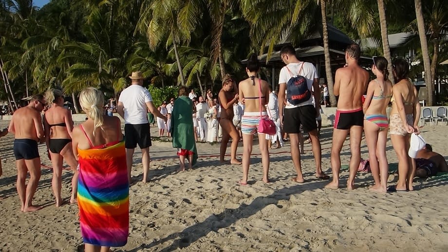 Malasia abre su coño fresco de par en par en una escena explícita en primer plano - 14